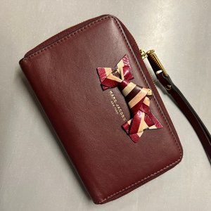 MARC JACOBS - BOW RUBINO - WRIST PHONE WALLET - BURGUNDY / WINE